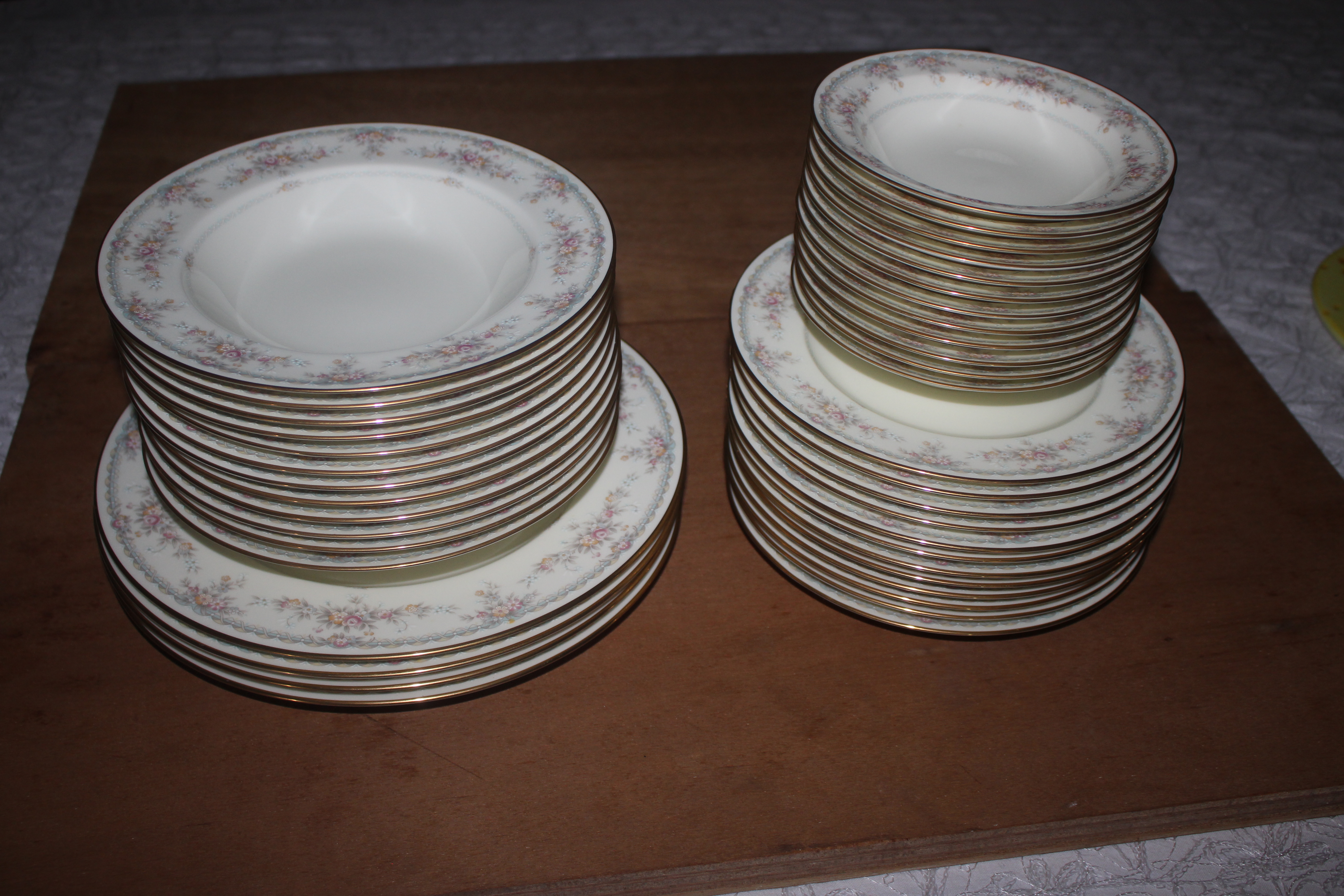 Dinner Plates, Soup Plates, Side Plates, Bread Plates